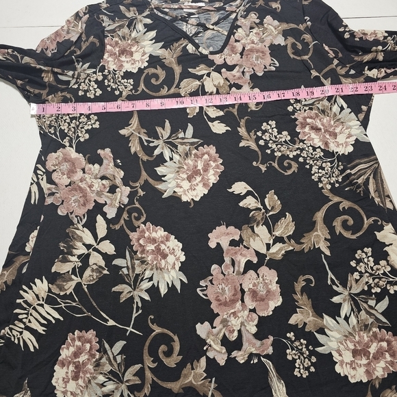 Avenue size 18/20 black with mauve floral half sleeve blouse. - Picture 6 of 8